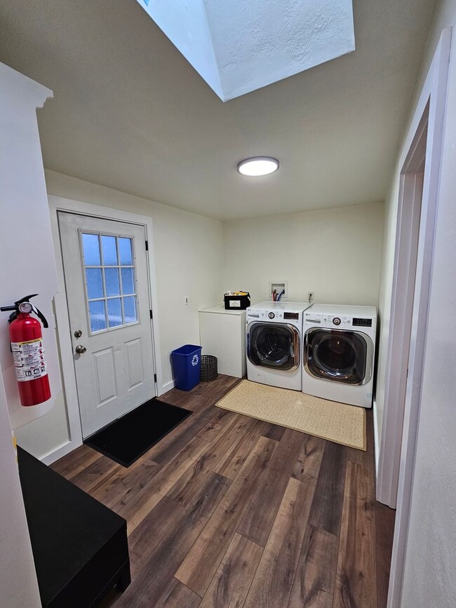 Building Photo - Furnished  3 bedroom in Mount Vernon for S...