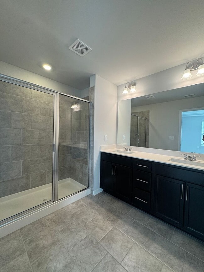 Building Photo - Beautiful & Spacious Home for Rent