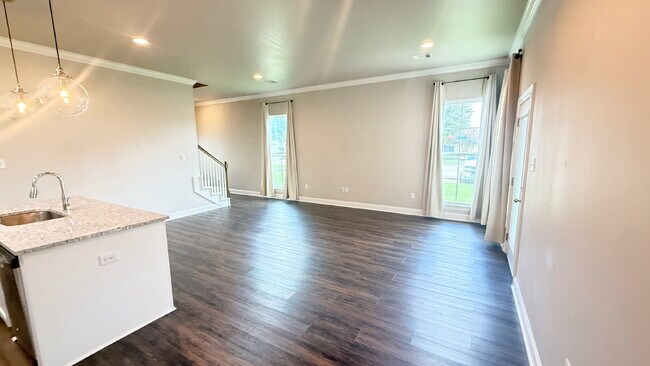 Building Photo - "Charming 3-Bed Townhouse Retreat with 2.5...