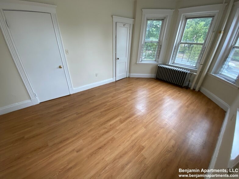 Building Photo - 235 Park Dr