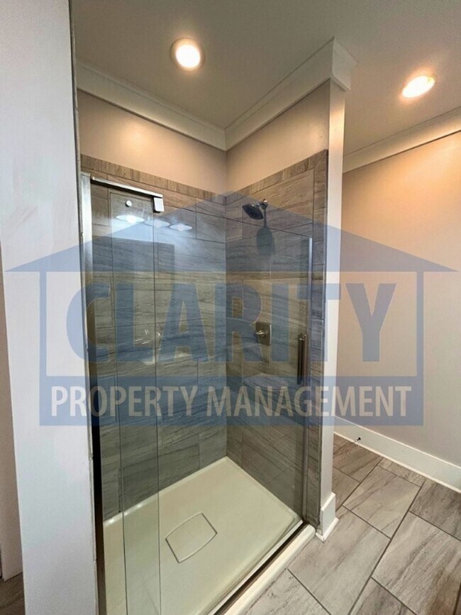 Building Photo - Modern townhome w/ master-on-main!