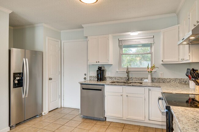 Building Photo - FULLY FURNISHED!!! 2 BEDROOM TOWNHOME IN P...