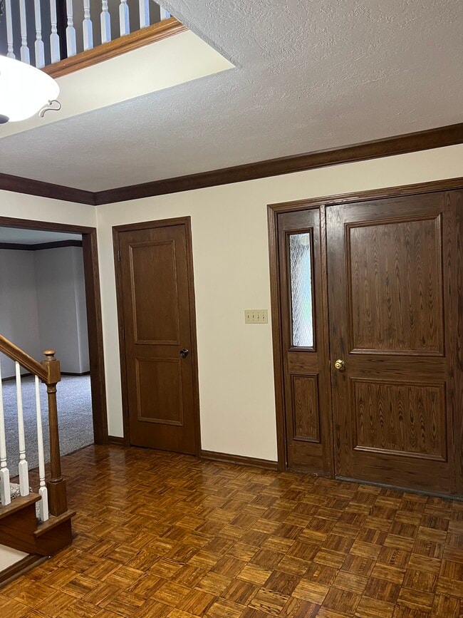 Building Photo - 990 Pelee Dr