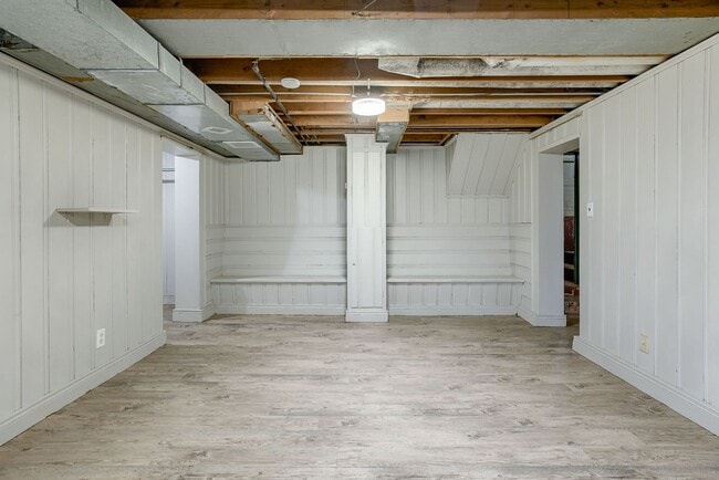 Building Photo - Happy Hollow 3 Bedroom!!