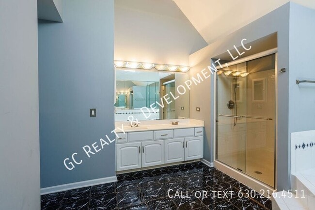 Building Photo - 810 Clarendon Ln