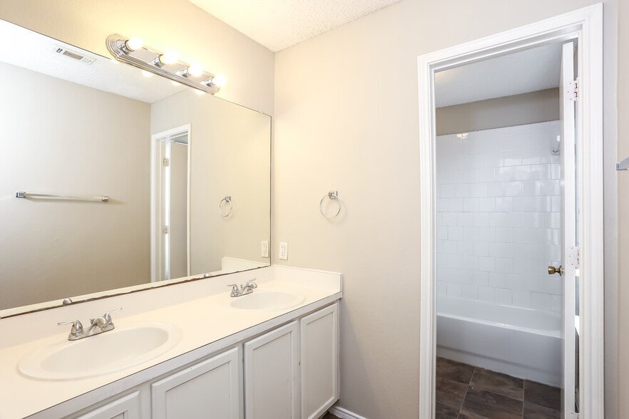 Building Photo - 6736 Ambercrest Dr