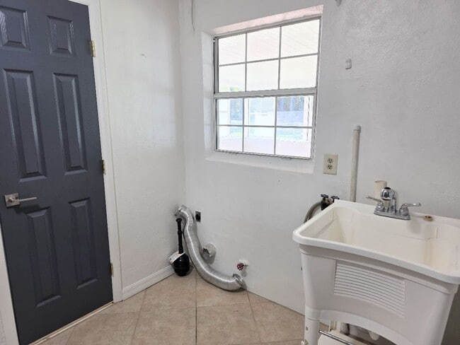 Building Photo - 2 bedroom, 1.5 bath home with 1 car garage