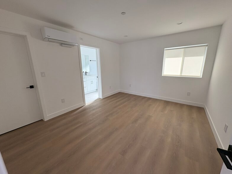 Building Photo - 14165 Calvert St