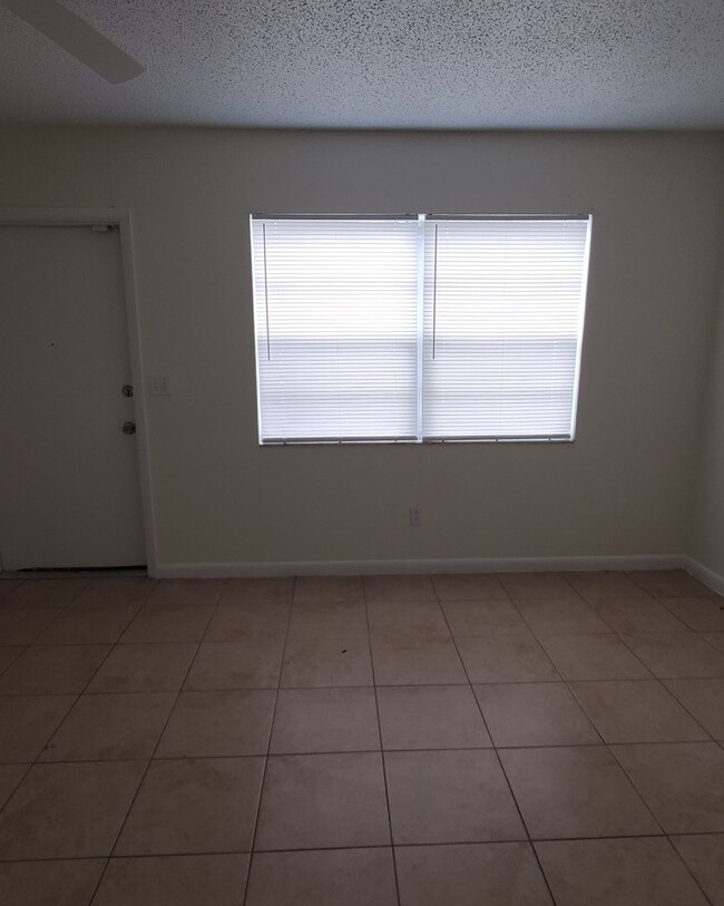 Building Photo - Three Bedroom with Bonus Room