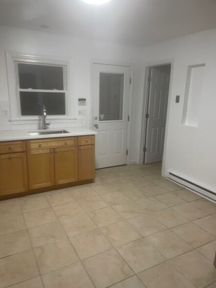 Kitchen - 30 Glenwood Ave
