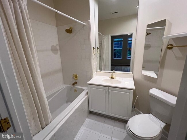 Building Photo - 1320 N Wayne St