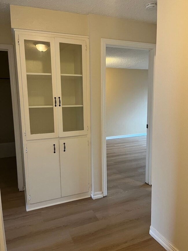 Building Photo - 2 Bed, 1 Bath Upstairs - Updated Flooring