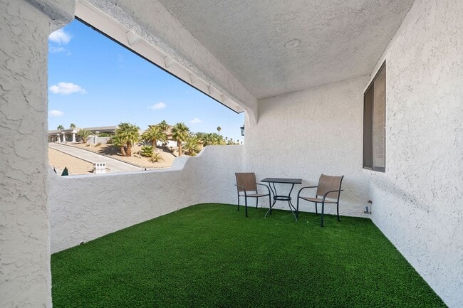 Building Photo - 4 Bedroom Pool Home on the Golf Course