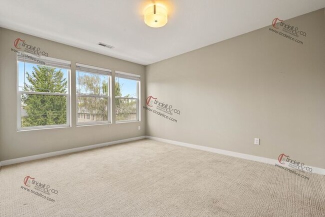 Building Photo - Modern & Spacious 3-Level Townhome with Lu...