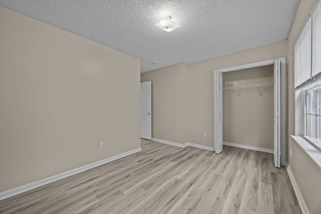 Building Photo - Welcome to Hunters Creek!