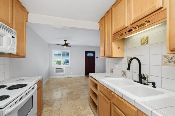 kitchen to dining area - 356 S Miraleste Dr