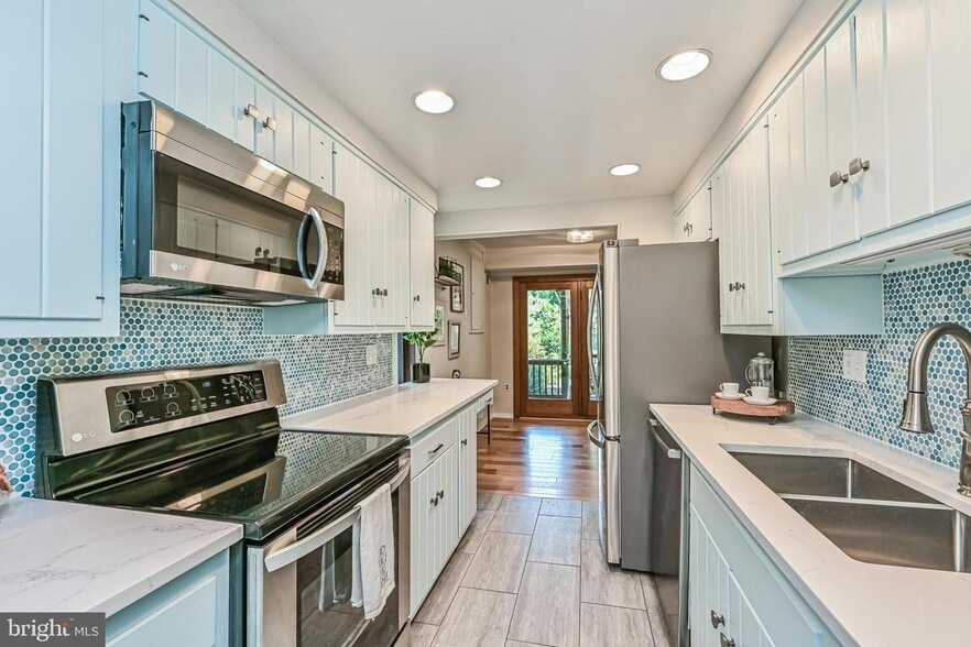 Building Photo - 5621 9th Rd N