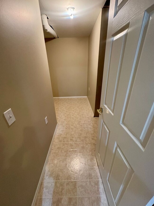 Building Photo - Beautiful home in with Stunning Mountain Views