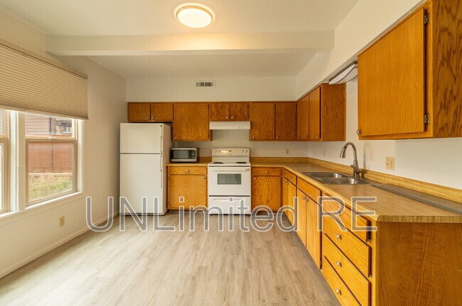 Building Photo - 611 W Grand Canyon Ave