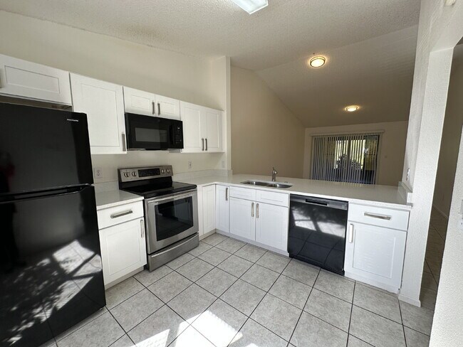 Building Photo - Lovely 2-Bedroom Townhouse in St. Cloud - Spacious 1023 Sq Ft with 2 Full Baths