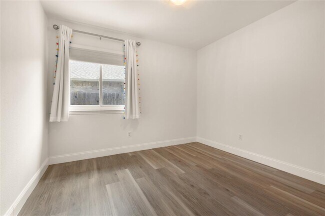 Building Photo - 2652 Bradley Ln