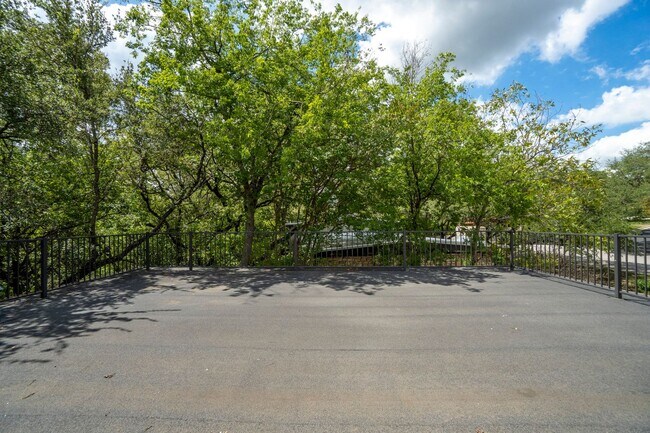 Building Photo - Tarrytown STUNNER!!!