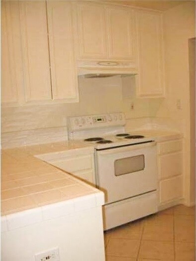 Kitchen/Stove - 2116 Pullman Ln