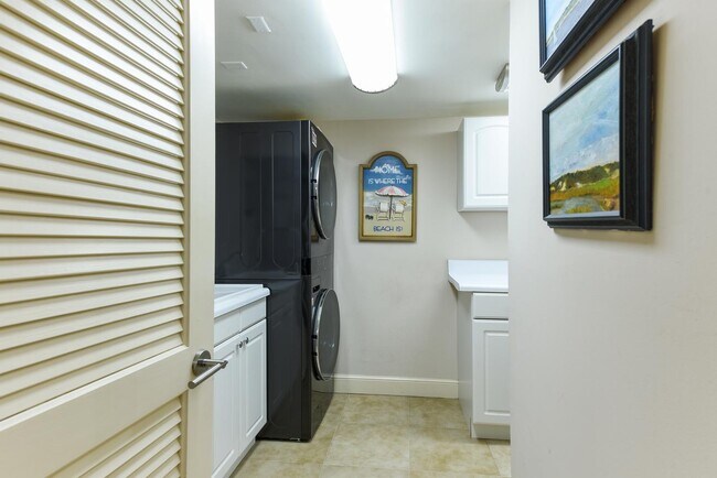Building Photo - 1172 Hillsboro Mile