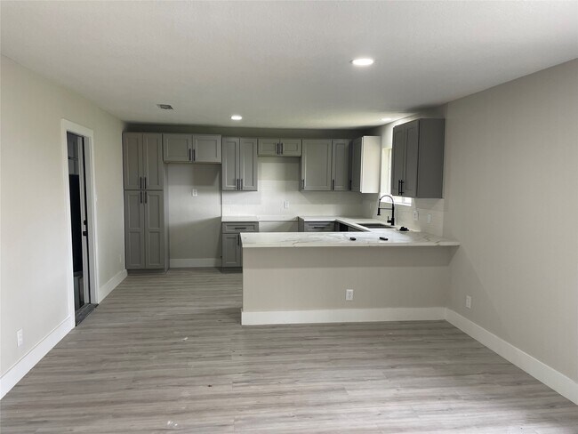Building Photo - 5818 Darlinghurst Dr