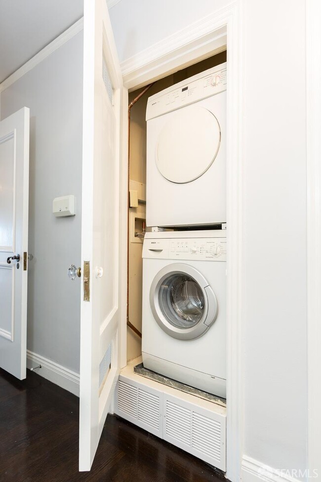 Building Photo - 874 Green St