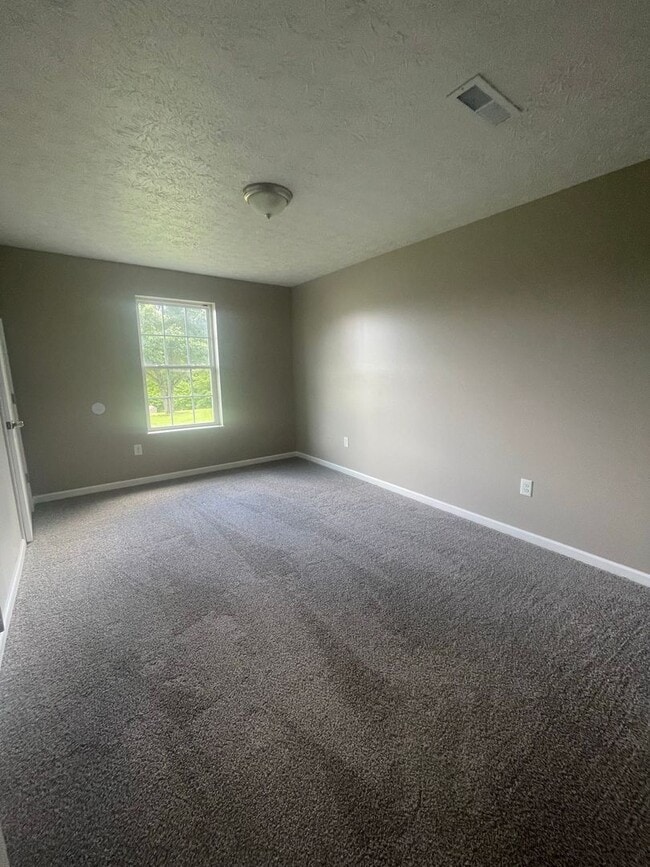 Building Photo - 3 bedroom, 2 bathroom home in the heart of...