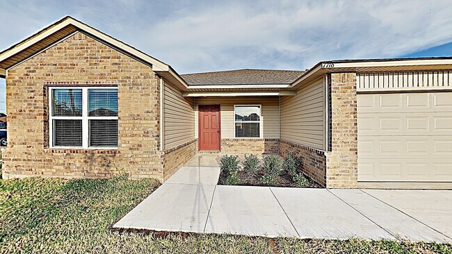 Building Photo - *MOVE IN SPECIAL: 2nd Month's Rent FREE, C...