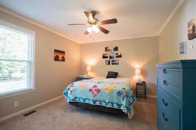 Building Photo - Pet Friendly Four Bedroom on Exit 8!