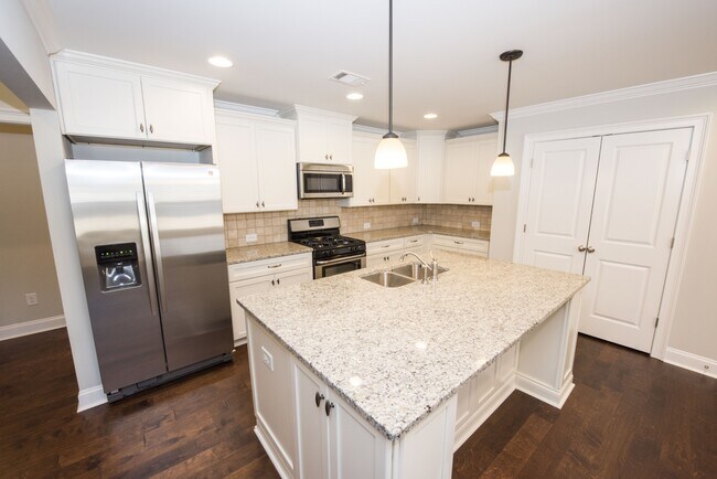 Building Photo - 2304 Snowshill Ln