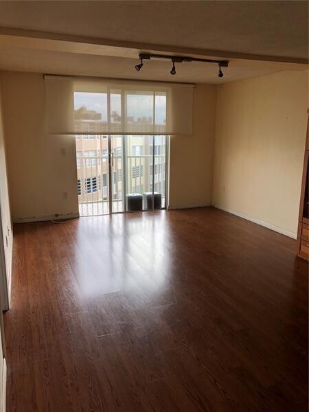 Building Photo - 1700 NE 191st St