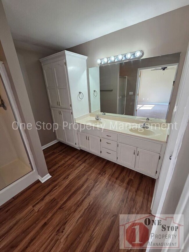 Building Photo - Spacious 3 bedroom/ 2.5 bath with a finished basement!!