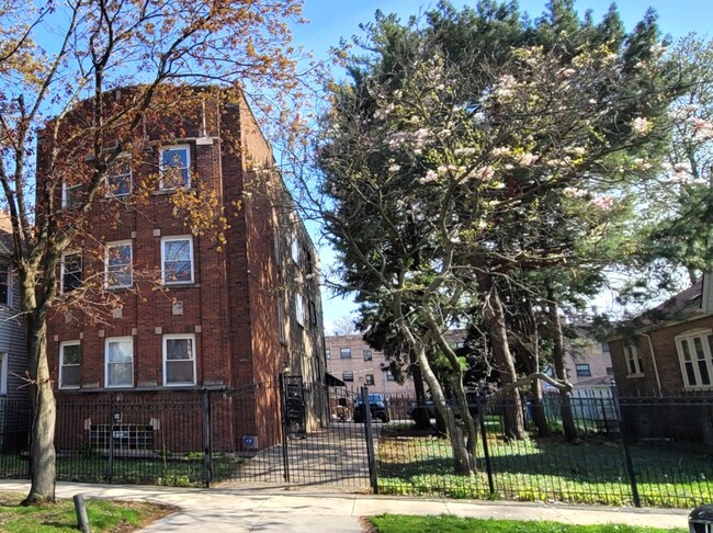 Building Photo - 1133 E 81st Pl