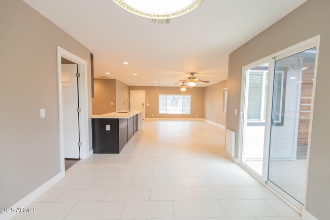 Building Photo - 803 E Palmaire Ave