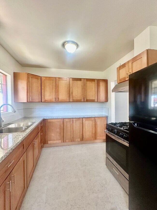 Building Photo - Charming single family home available for ...