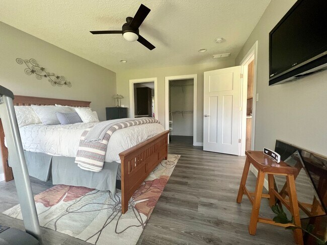 Building Photo - Fully Furnished 3-Bed House in Cedar Falls