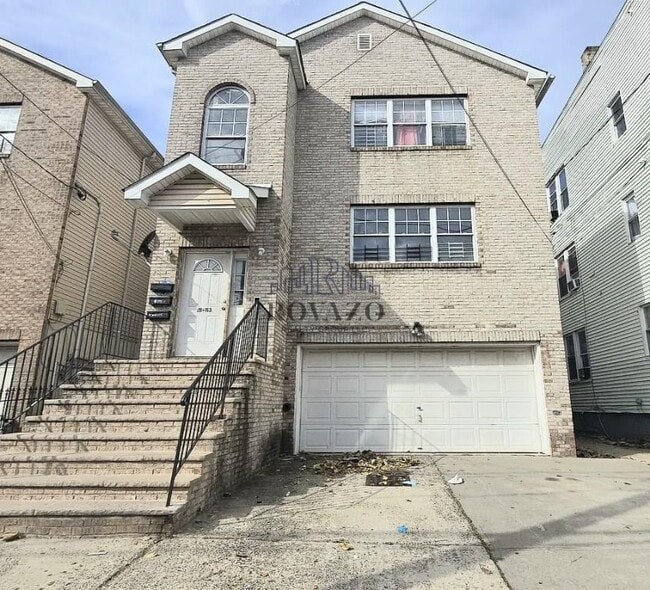 Building Photo - 111-113-113 Leslie St