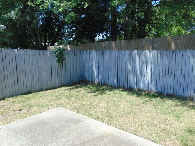 Building Photo - West Augusta Townhome Close to Medical, Shopping, and Dining