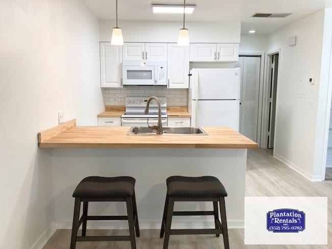 Building Photo - Available Soon! Recently Remodeled!