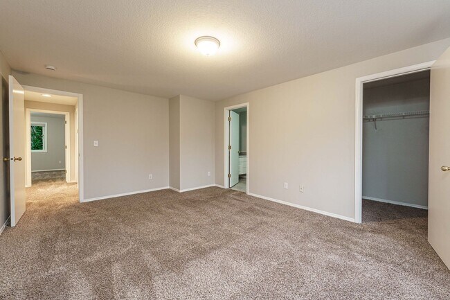 Building Photo - Recently Updated 3 Bedroom 2.5 Bath Duplex - Located in Convenient Hazel Dell Neighborhood