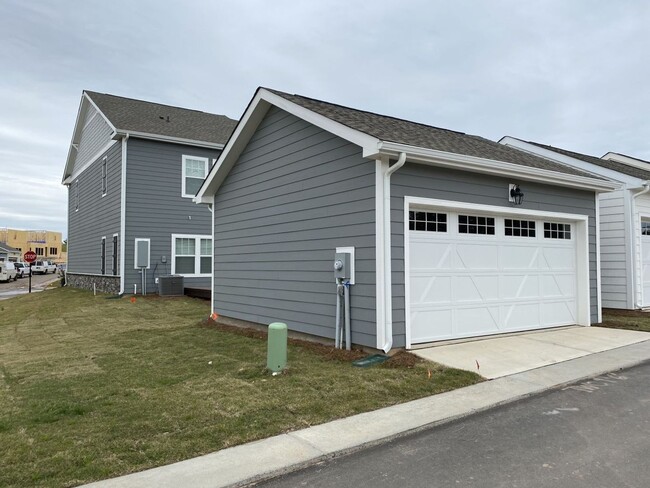 Building Photo - End Unit 2 Story Townhome in Huntersville