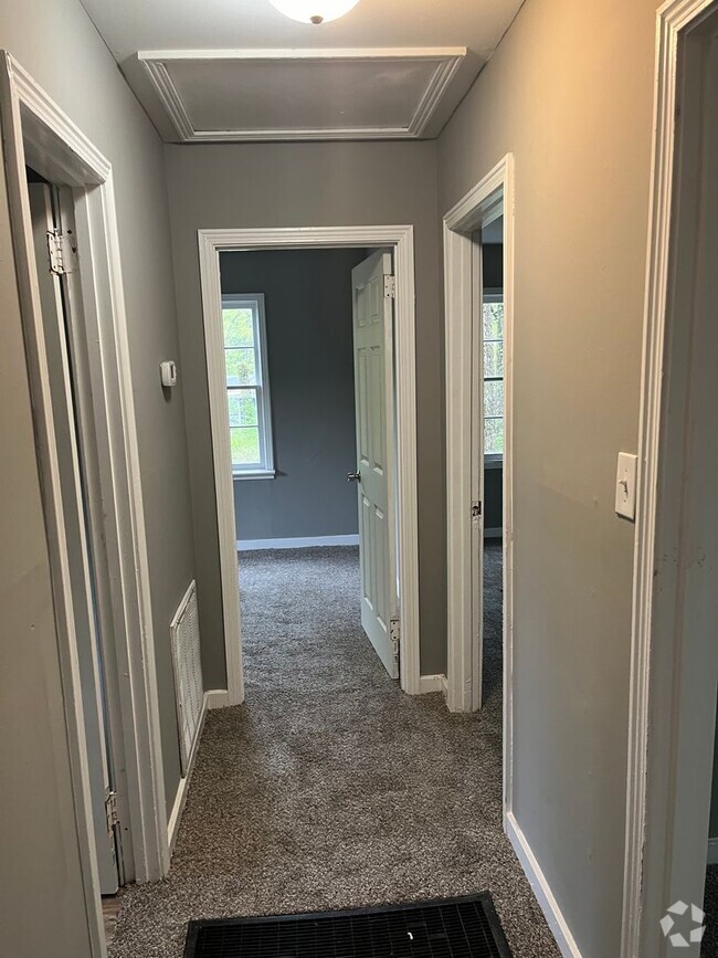 Building Photo - 3 Bedrooms 2 Bathroom Home Roebuck