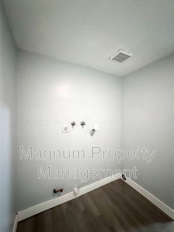 Building Photo - 45627 Clubhouse Dr