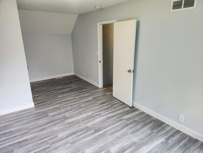 Building Photo - 1627 E Glenwood Dr