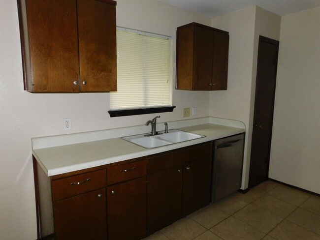 Building Photo - 2513 McGregor Dr
