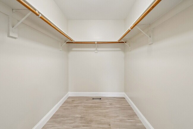 Building Photo - Beautifully updated and spacious 5-bedroom, 3.5-bath home for rent in the heart of Woodbridge